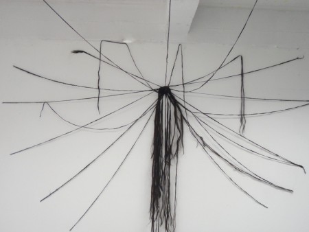 “Échec”, tissage de cheveux synthétiques,taille variable, 2011.