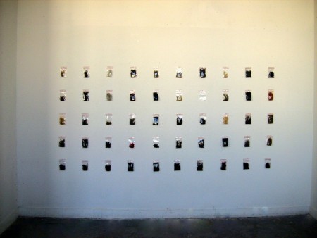 “50%”, Mise en sachet de cheveux des 50 femmes, 2012.