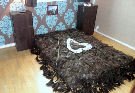 ''4+1'', Installation de cheveux naturels comme un matelas + Tissage de cheveux synthétiques en forme d'un Couvre lit (140X190), 2013. 