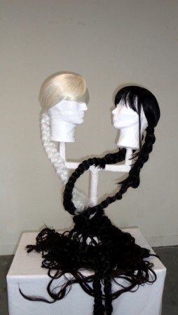 Roodabeh et Zal, installation de deux statues avec les cheveux blancs et noirs, 20014.